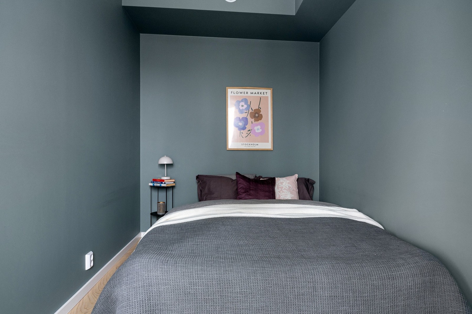 Rommet er malt i en lun og behagelig farge. Galleribilde