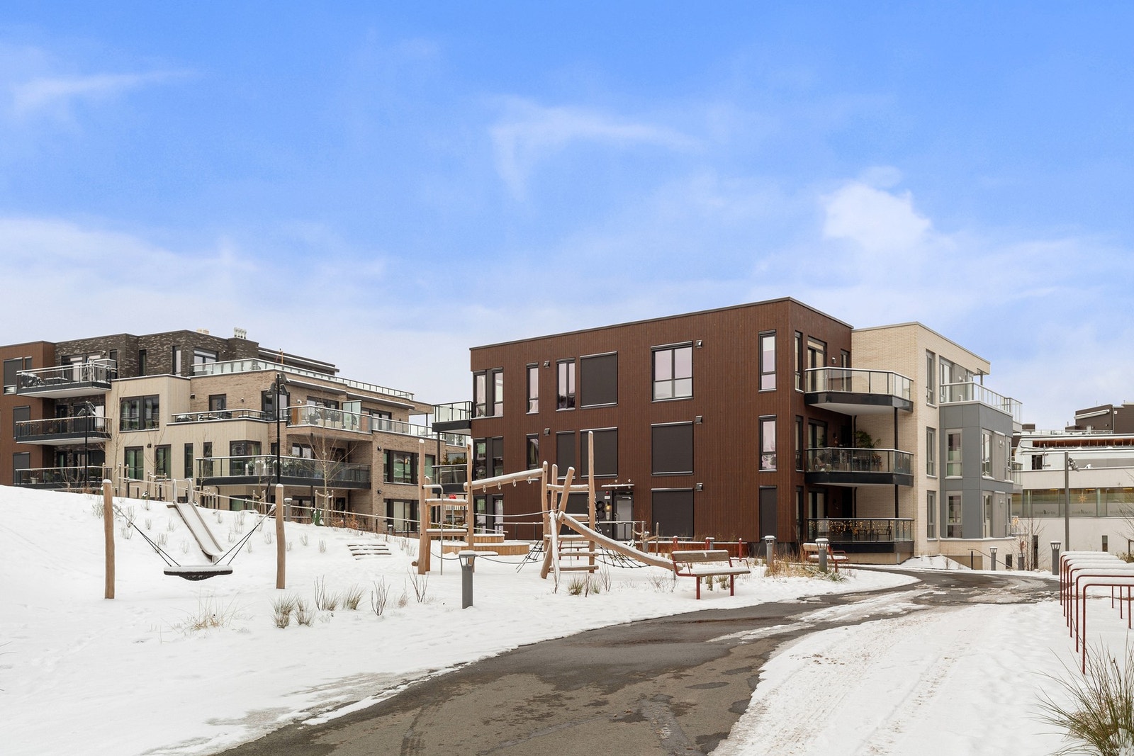 Sameiet har et pent opparbeidet uteområde med lekeplass, asfalterte veier, m.m. Galleribilde