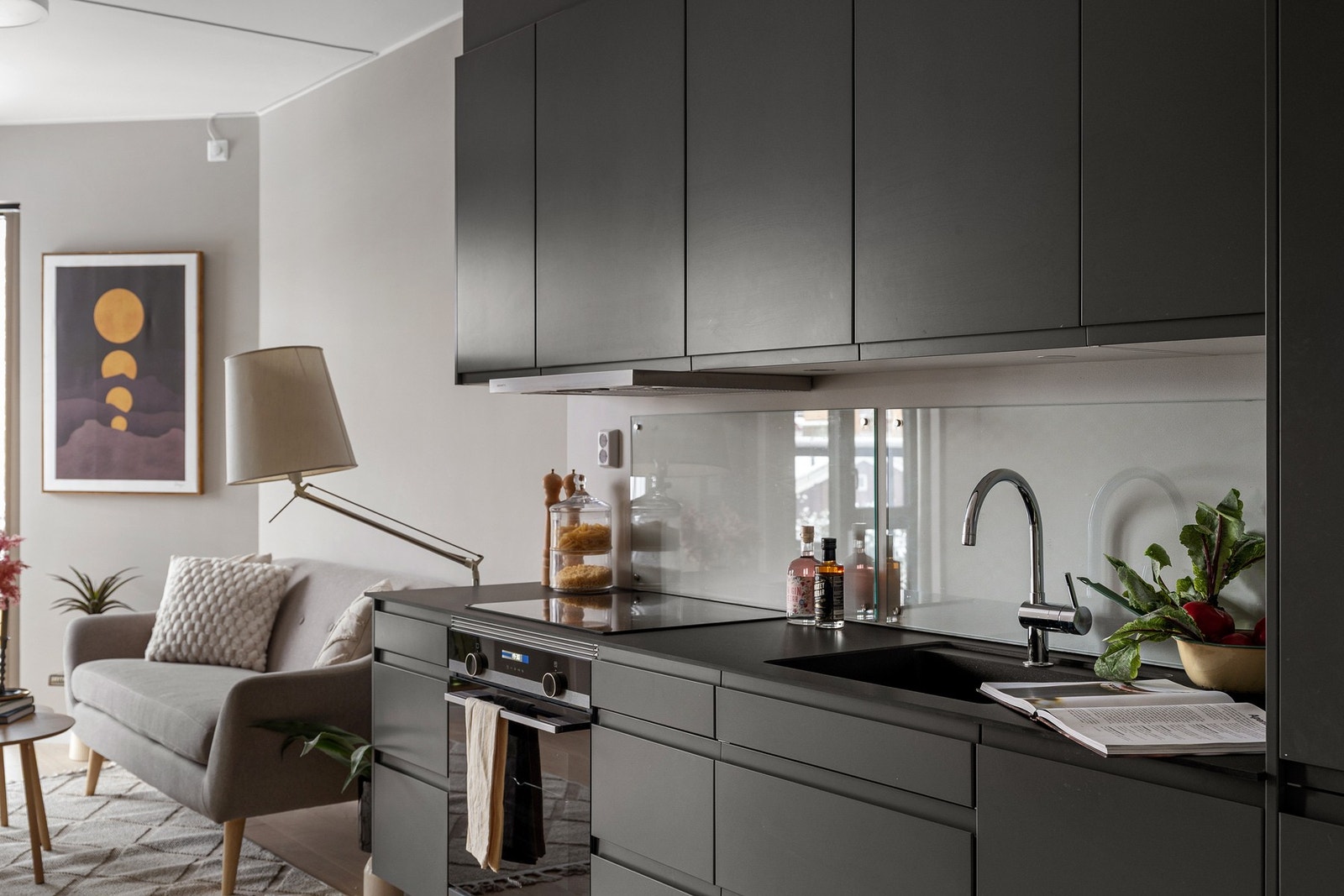 Kjøkkenet har et sømløst uttrykk med integrert kjøl/fryseskap, oppvaskmaskin, stekeovn og induksjon platetopp. Galleribilde