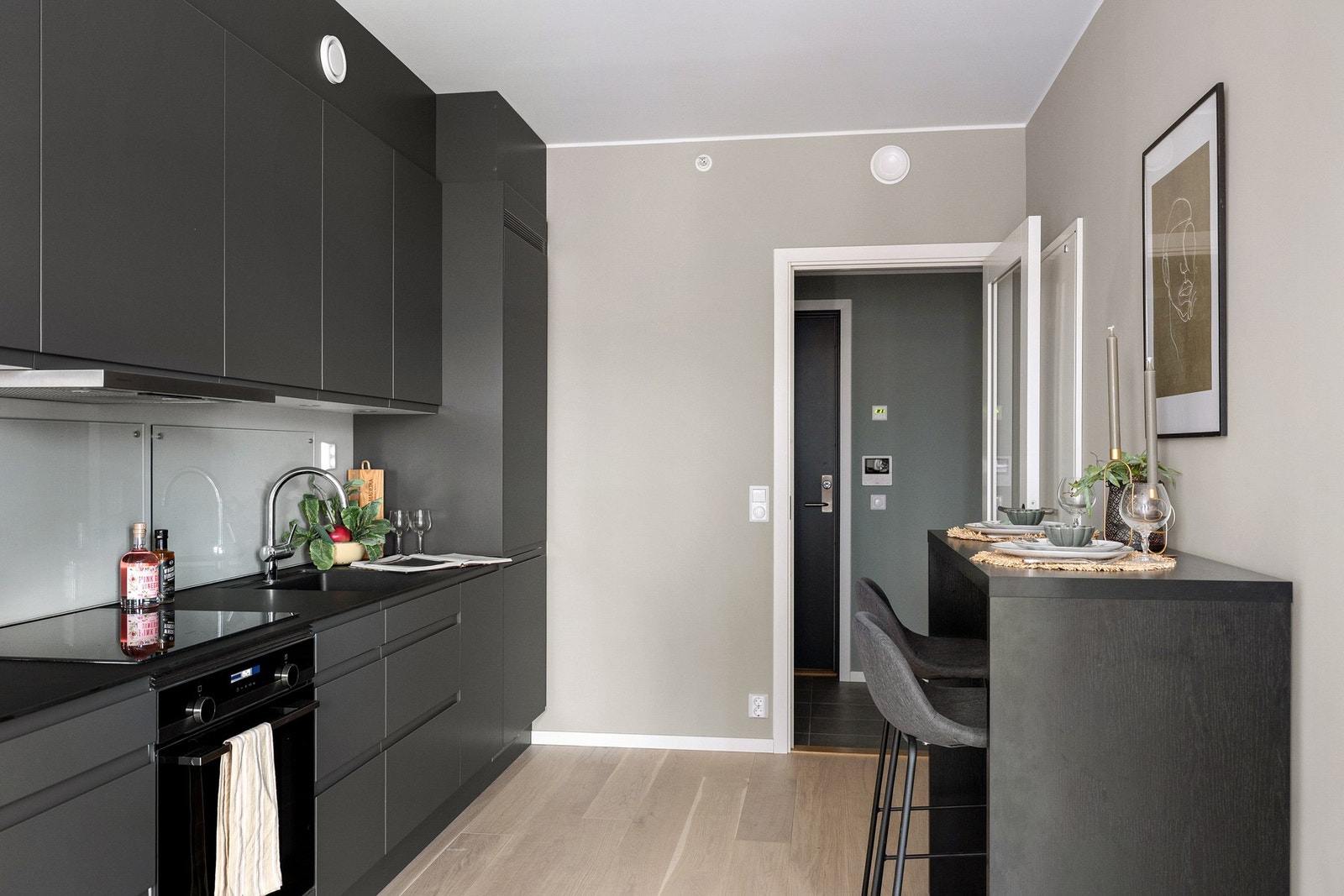 Stilrent Sigdal kjøkken med god skap- og benkeplass. Galleribilde