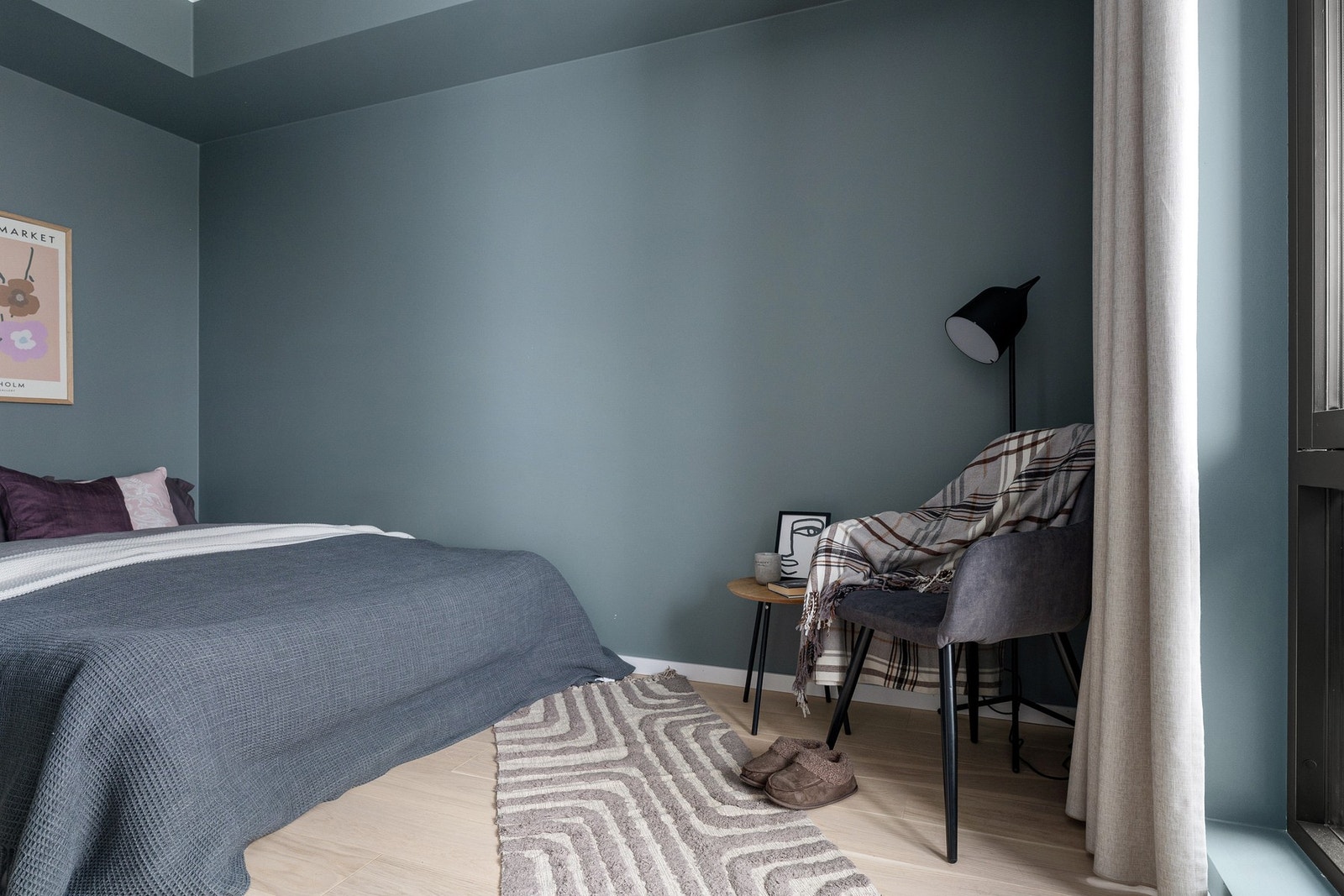 Soverommet er av god størrelse med plass til dobbeltseng og nattbord. Galleribilde