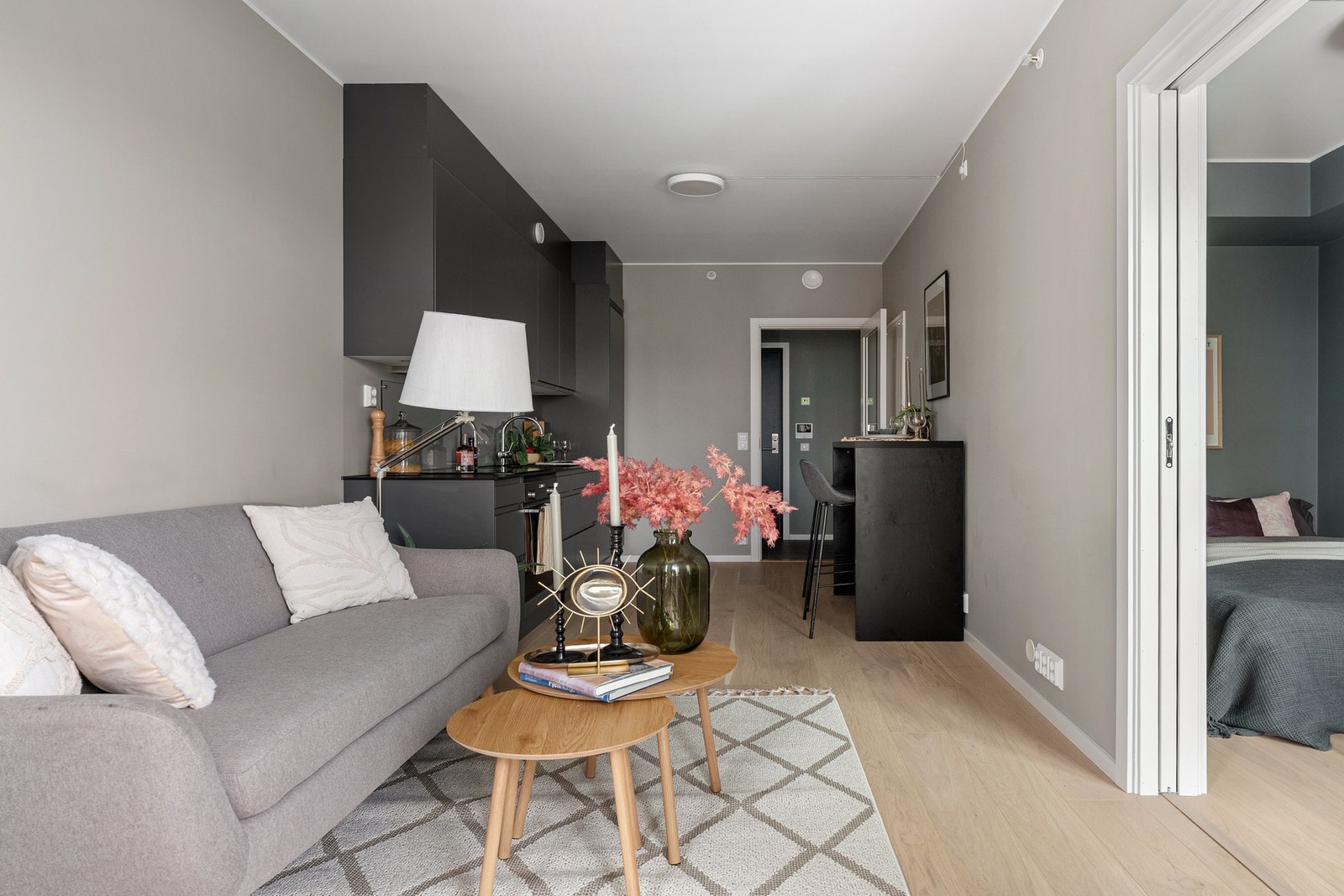 Hele leiligheten er malt i et moderne og tidløst fargepallett, og på gulv er det en lekker 1-stavs parkett. Galleribilde