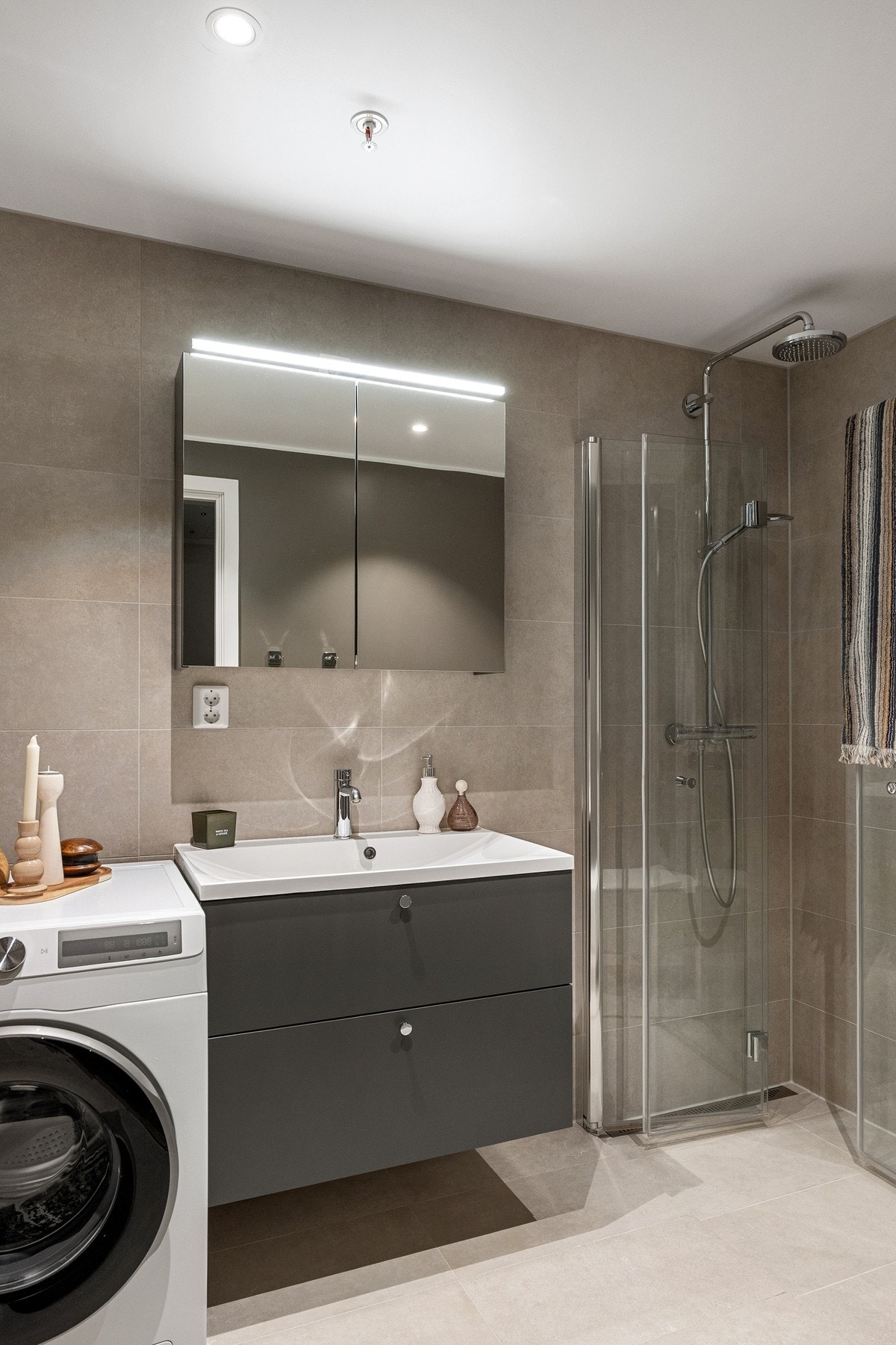 Dusj med innfellbare dusjdører i herdet glass. Galleribilde