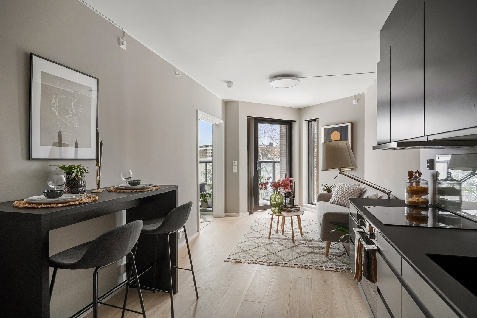 Lys og innbydende stue med store vindusflater som gir godt med dagslys. Galleribilde