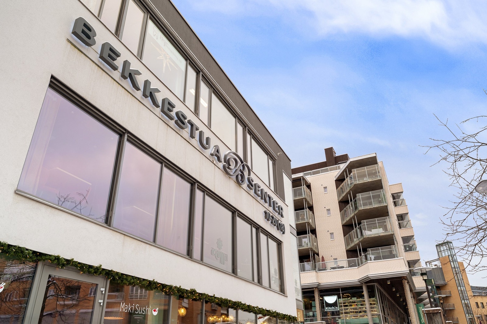 Leiligheten ligger med 1 minutters gange til Bekkestua senter, hvor du finner de fleste dagligvaretilbud. Galleribilde