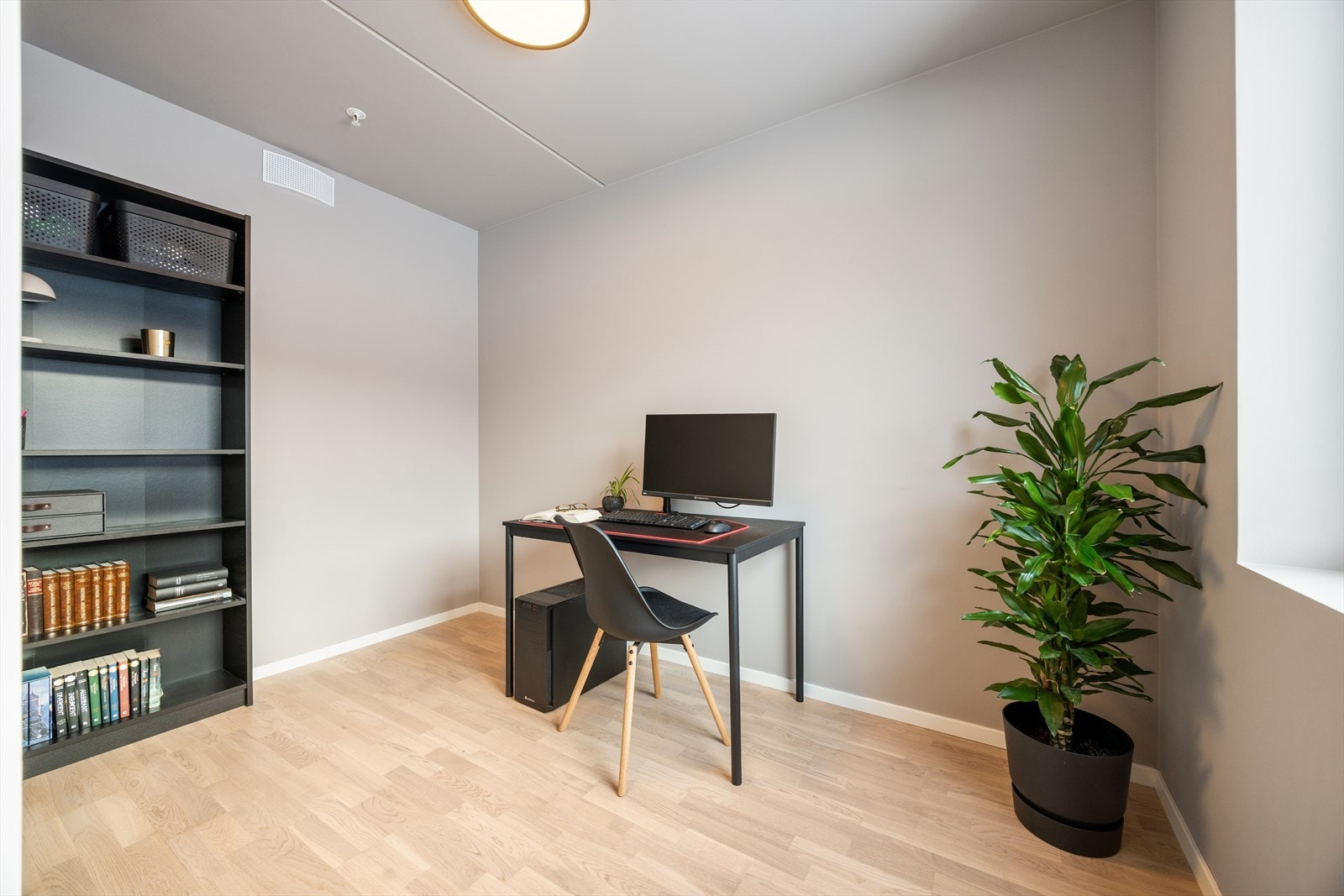 Soverom 2 er på 7m², og brukes i dag som kontor. Galleribilde