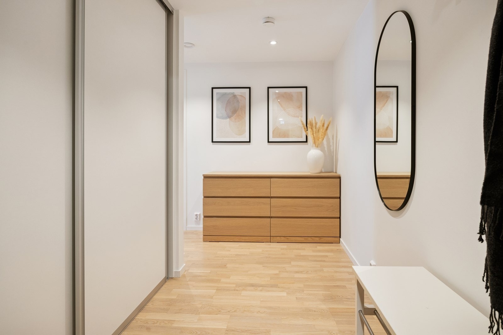 Velkommen inn! Gangen er utstyrt med en praktisk skyvedørsgarderobe. Galleribilde