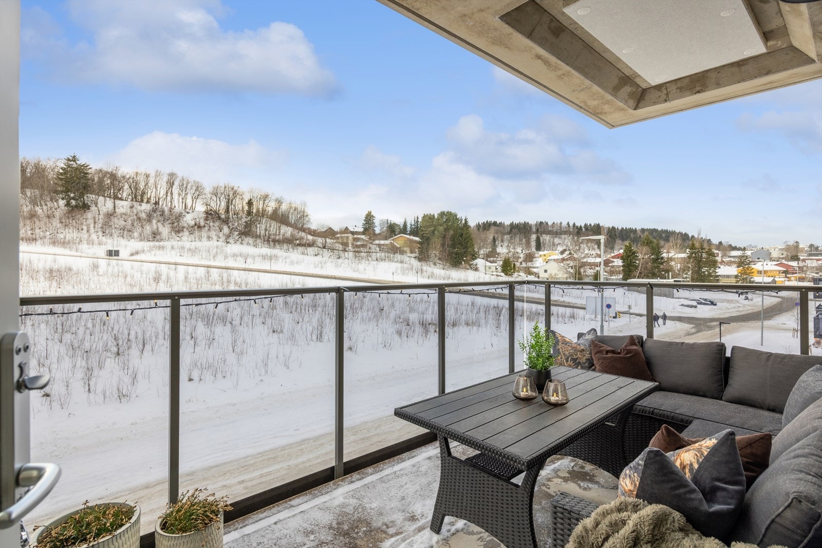 Fra stuen har man utgang til balkongen på ca. 10m² med gode solforhold. Her er det god plass til utemøblement, perfekt for fine sommerdager! Galleribilde