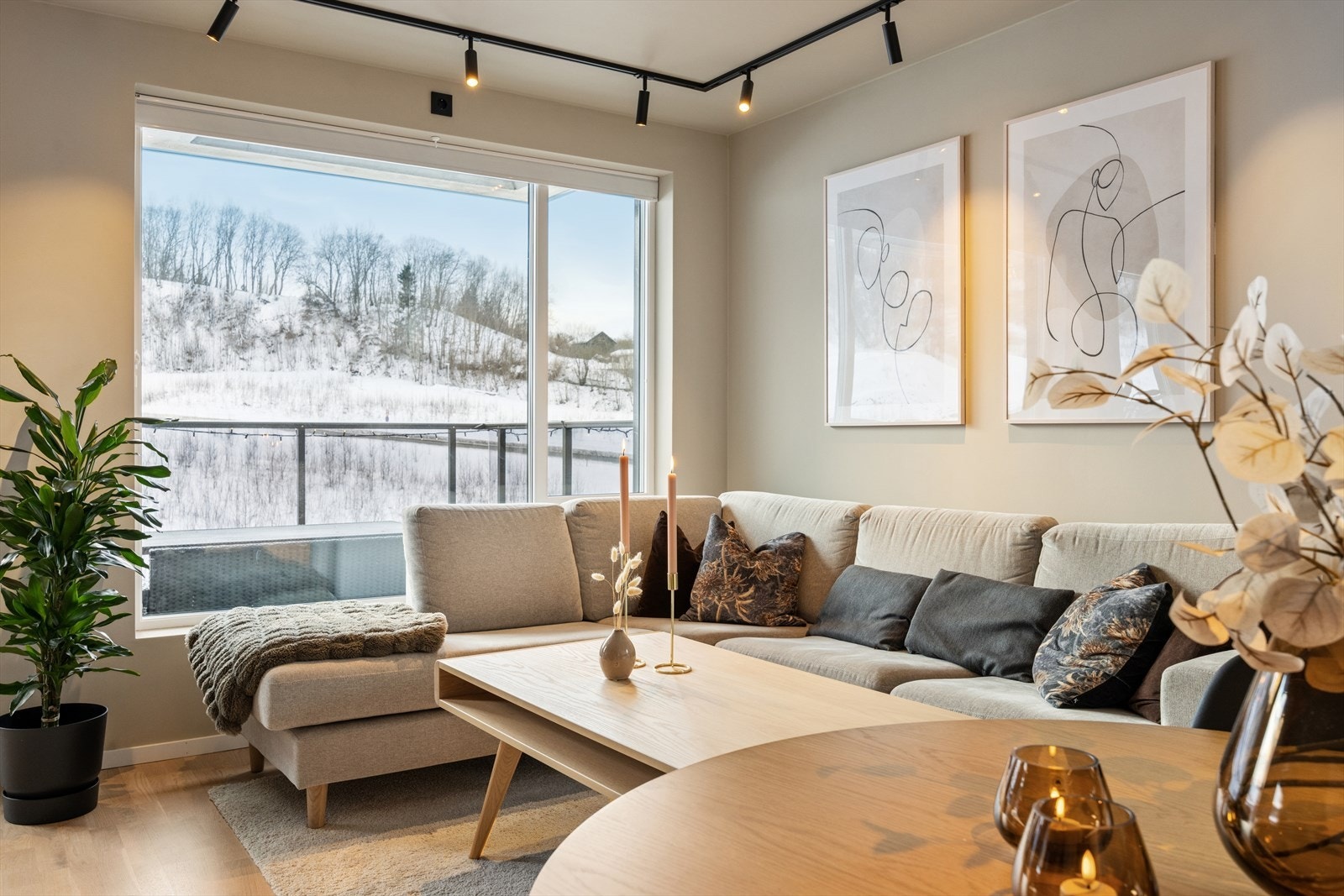 Store vindusflater som gir godt med naturlig lysinnslipp. Galleribilde