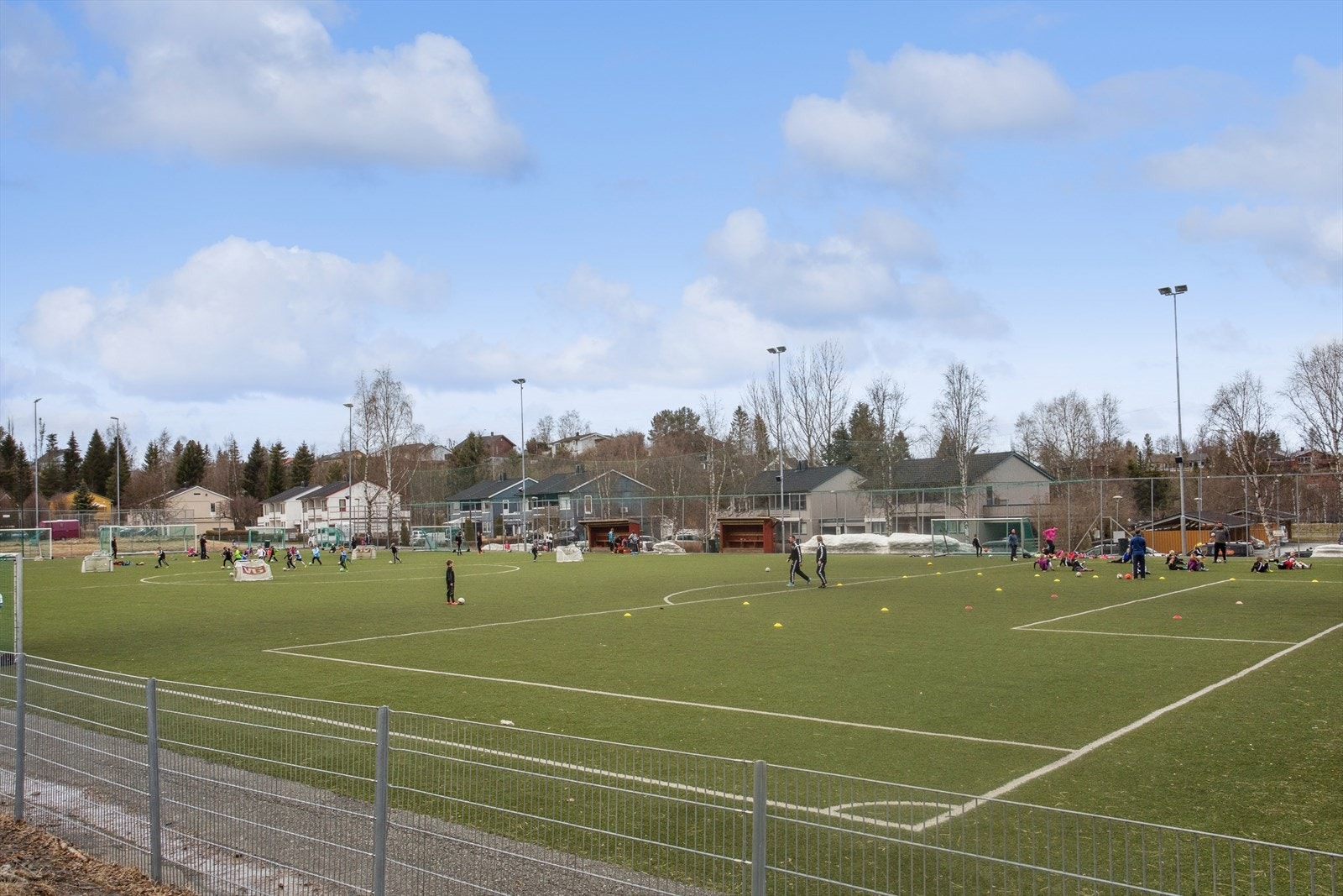 Nærhet til flere fritidsaktiviteter, og fotballbane som tilhører Sjetne IL. Galleribilde