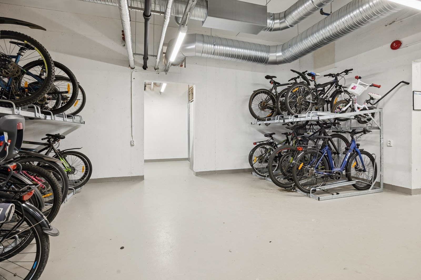 Sykkelparkering med mulighet for vask av sykkel. Galleribilde