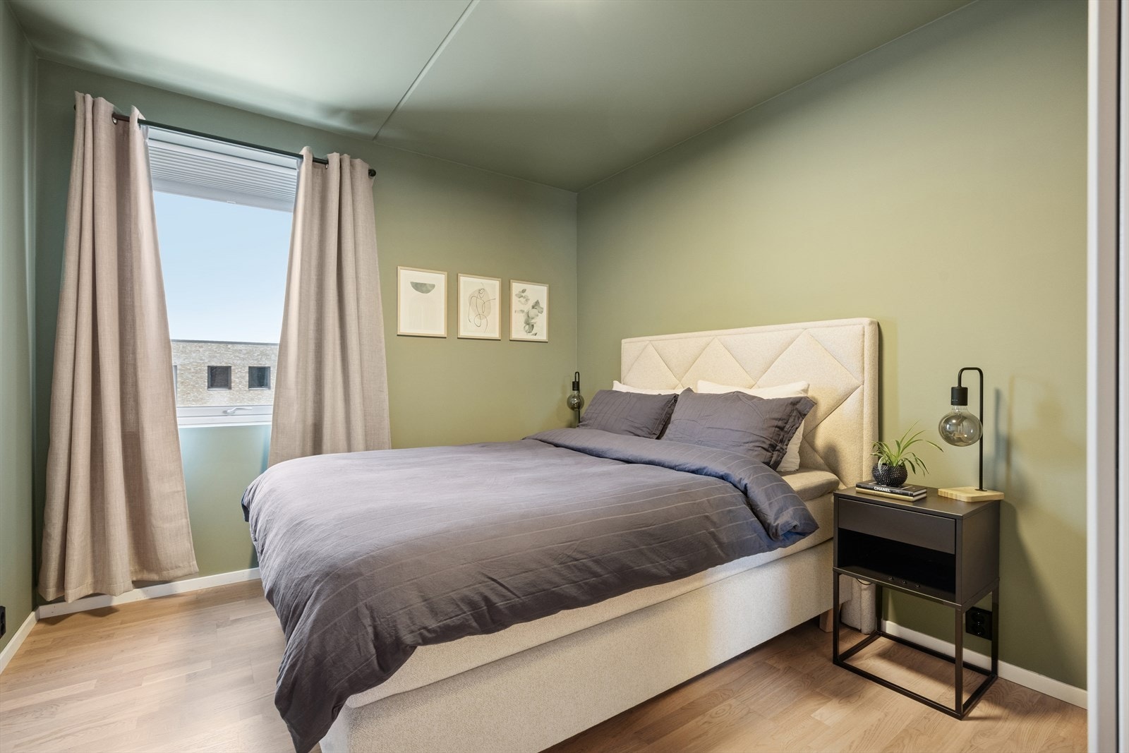 Soverom 1 er på 10,9m². God plass til en dobbeltseng og nattbord. Galleribilde