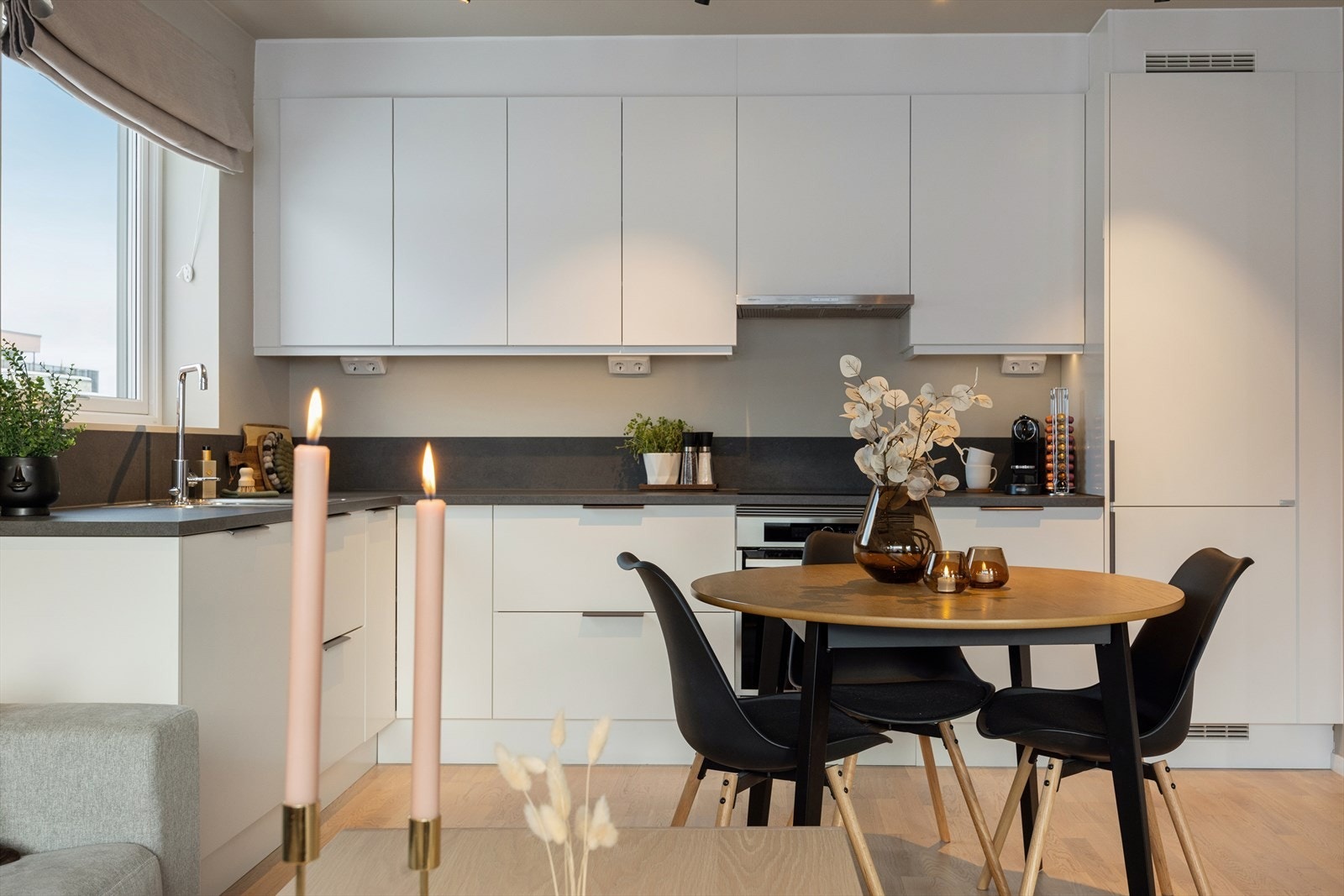 Flott kjøkken fra Marbodal med hvitevarer fra Whirlpool og vifte fra Røroshetta. Galleribilde