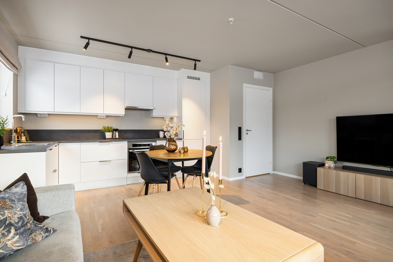 Åpen løsning mellom stue og kjøkken. Gir en luftig følelse i leiligheten, perfekt for sosialt samvær! Galleribilde