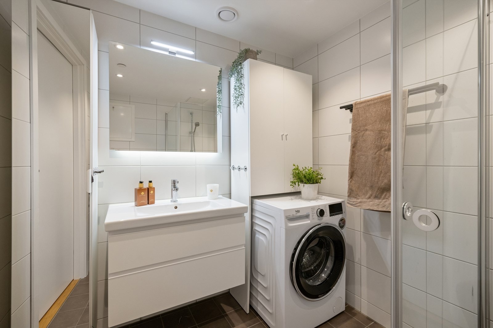 Baderom er målt til 4,7m² med behagelig gulvvarme. Galleribilde