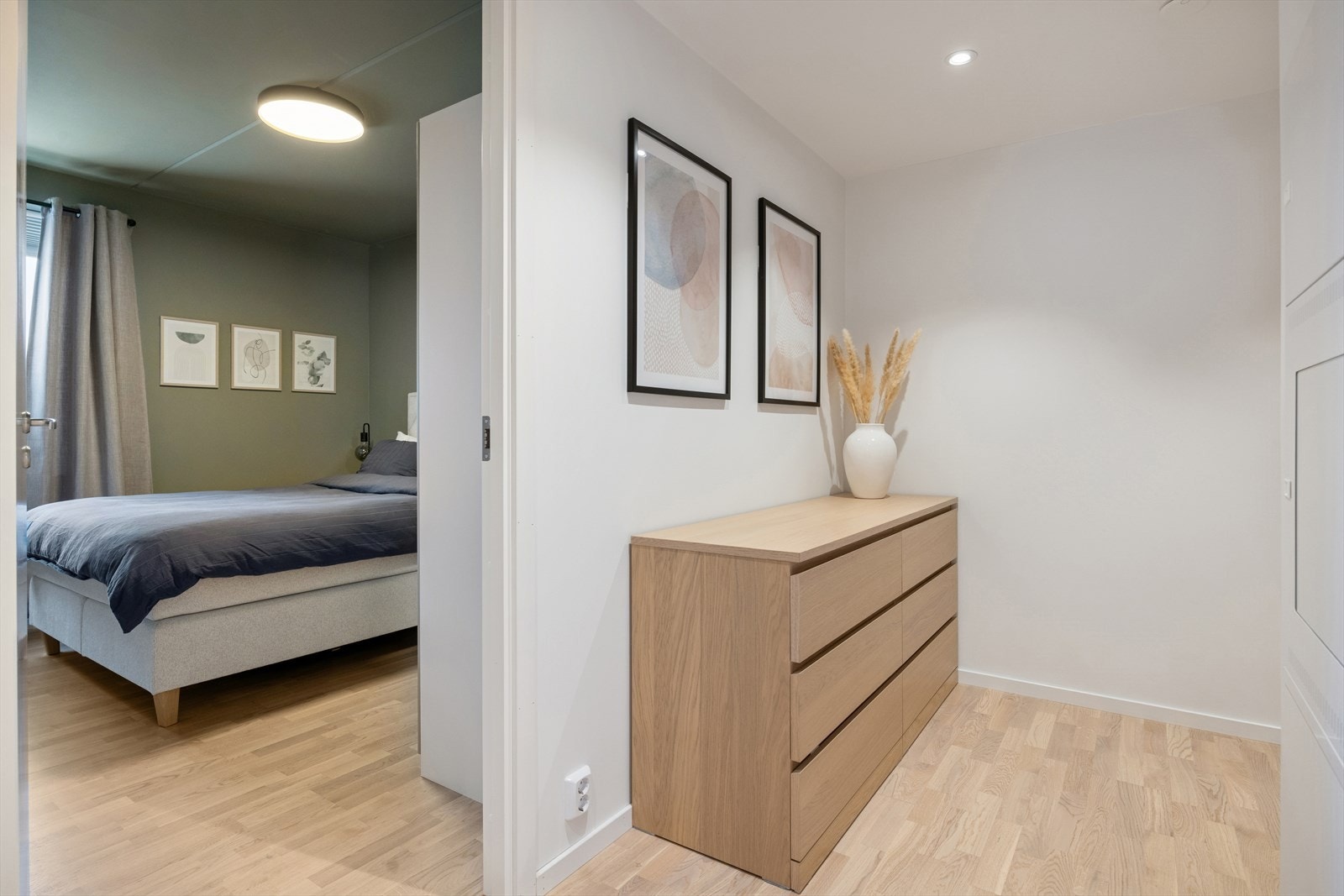 Fra gangen kommer man rett videre til hovedsoverommet. Galleribilde