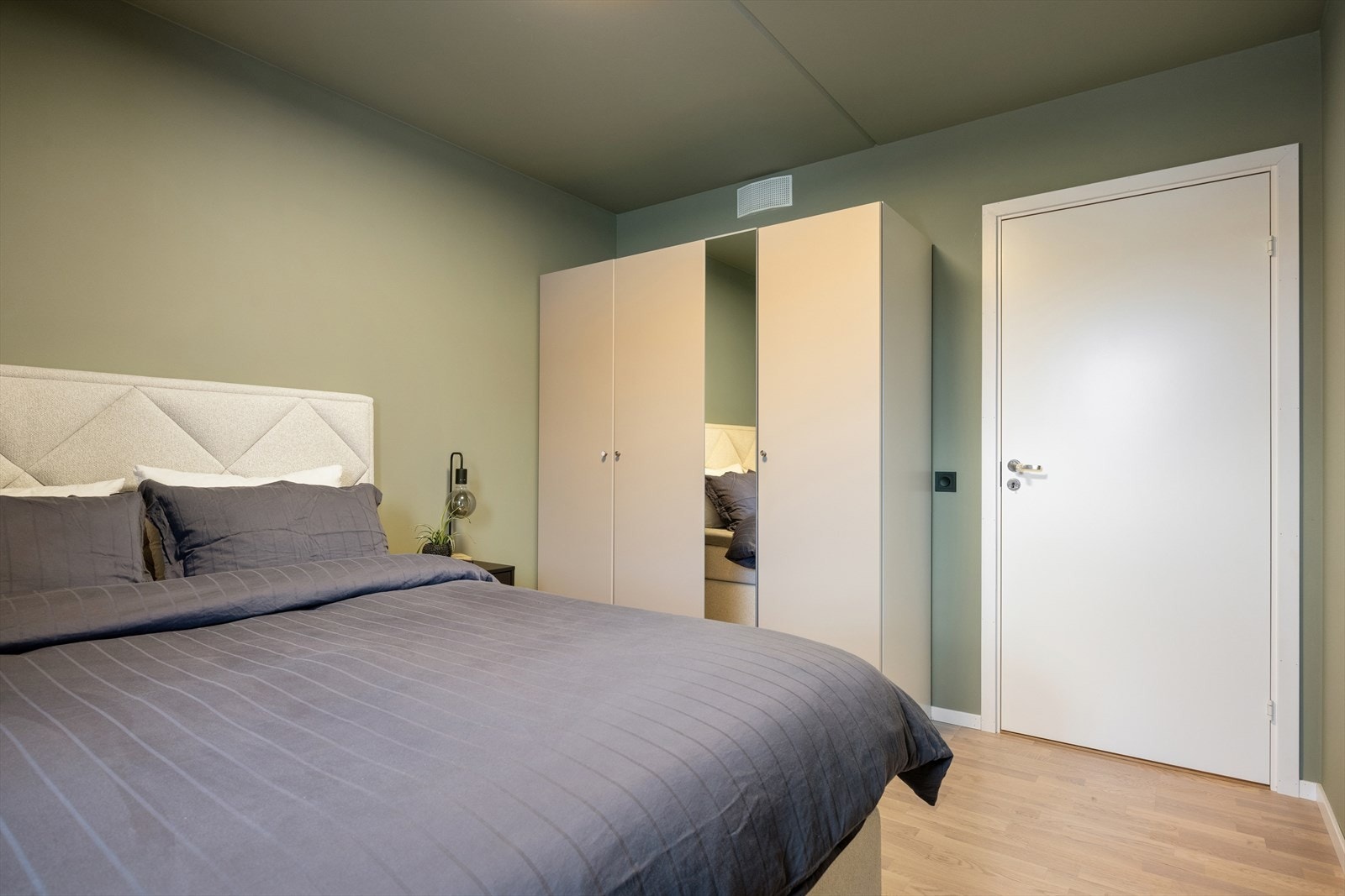 Her er det godt med plass til en garderobe for oppbevaring av klær. Galleribilde