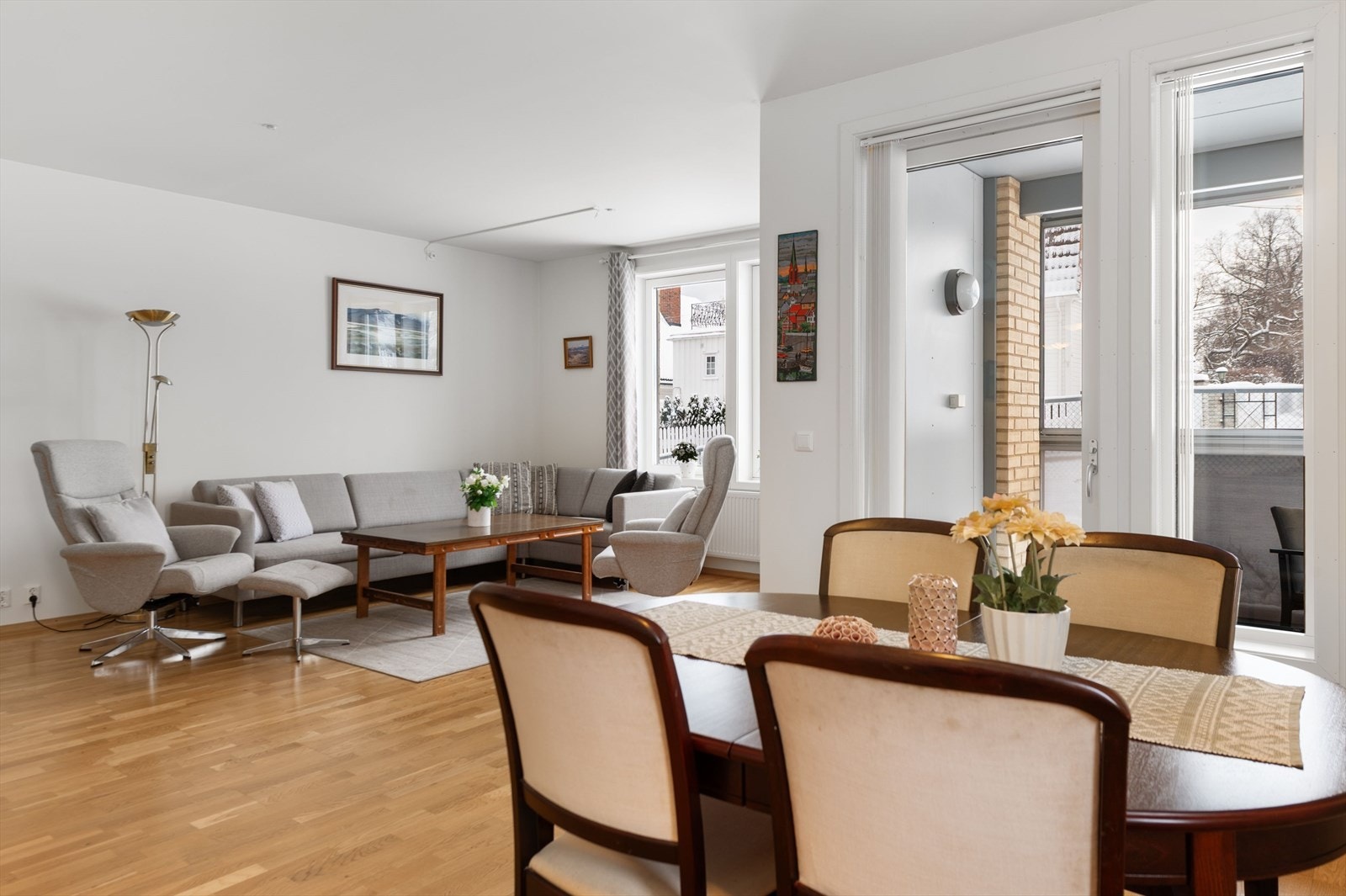 Fra kjøkken mot spisestue og stue. Galleribilde