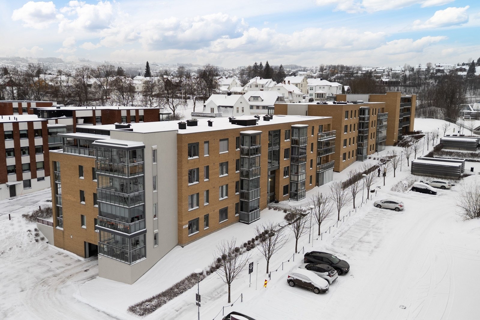 Stor beboer- og gjesteparkering. Galleribilde