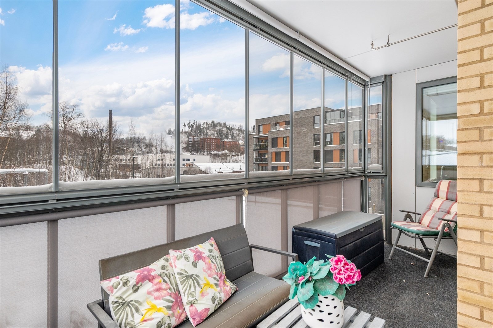 Romslig hjørnebalkong med fine solforhold. Galleribilde