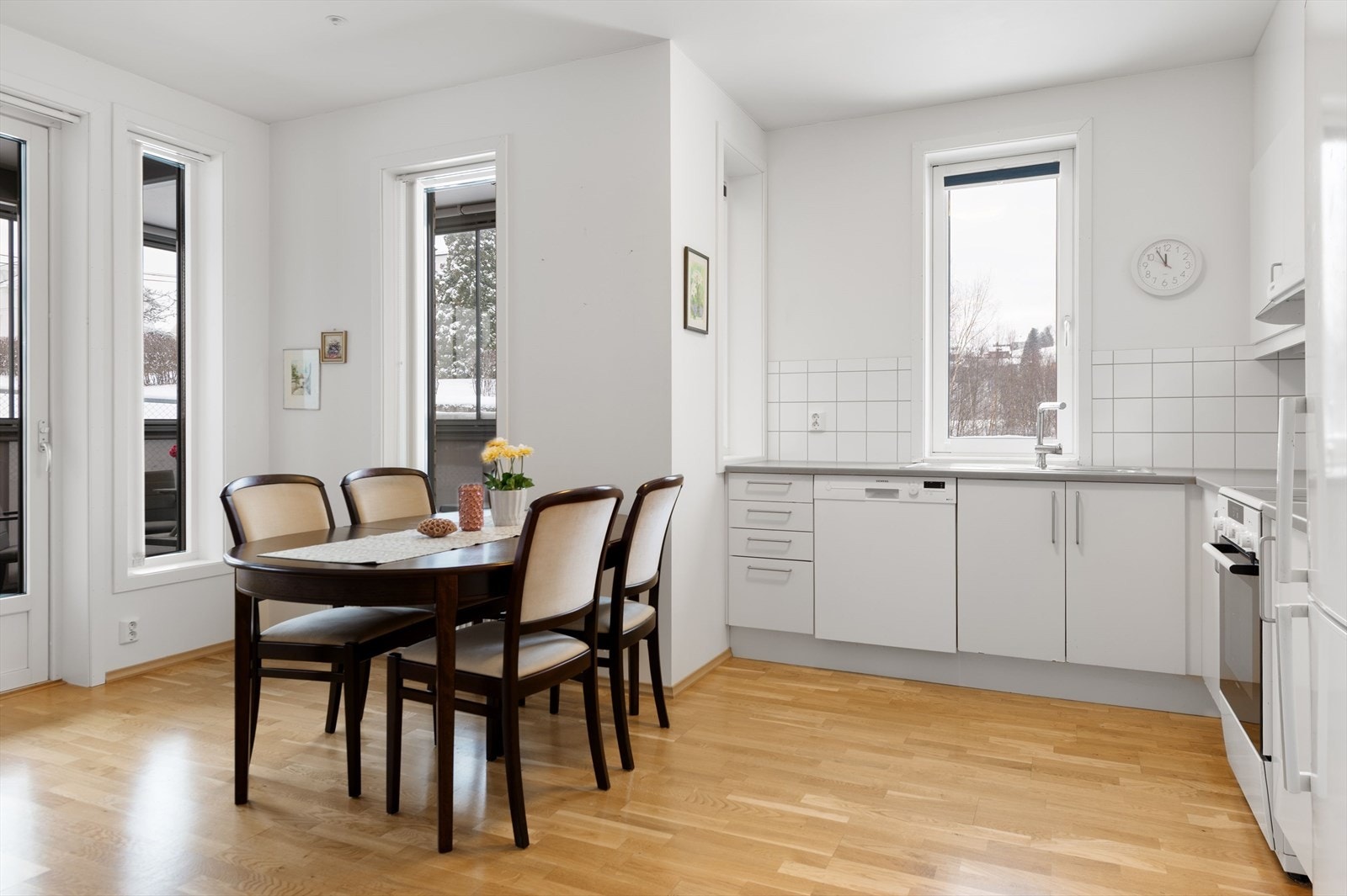 Kjøkken og spisesestue med plass til spisegruppe. Galleribilde