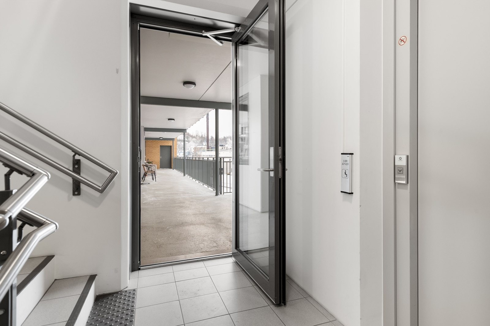 Felles oppgang med heis og utgang ut til svalgang. Galleribilde