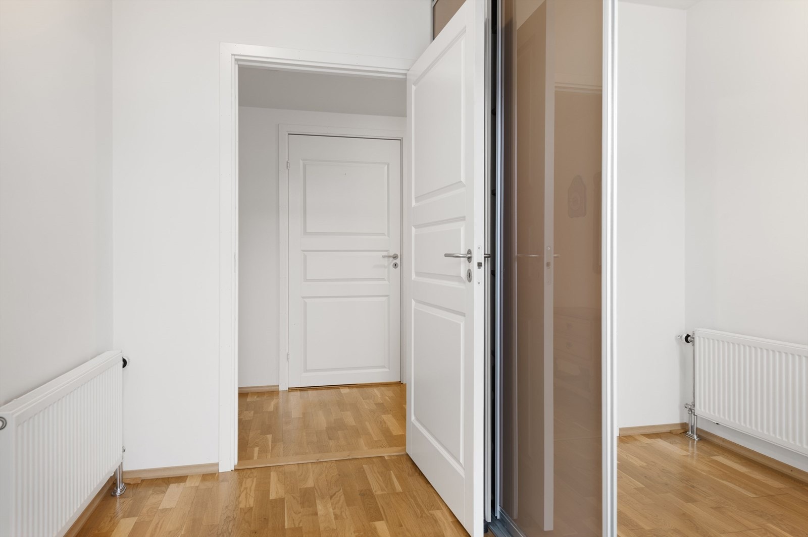 I entreen er det skyvedør inn til garderoberom med gode oppbevaringsmuligheter. Galleribilde