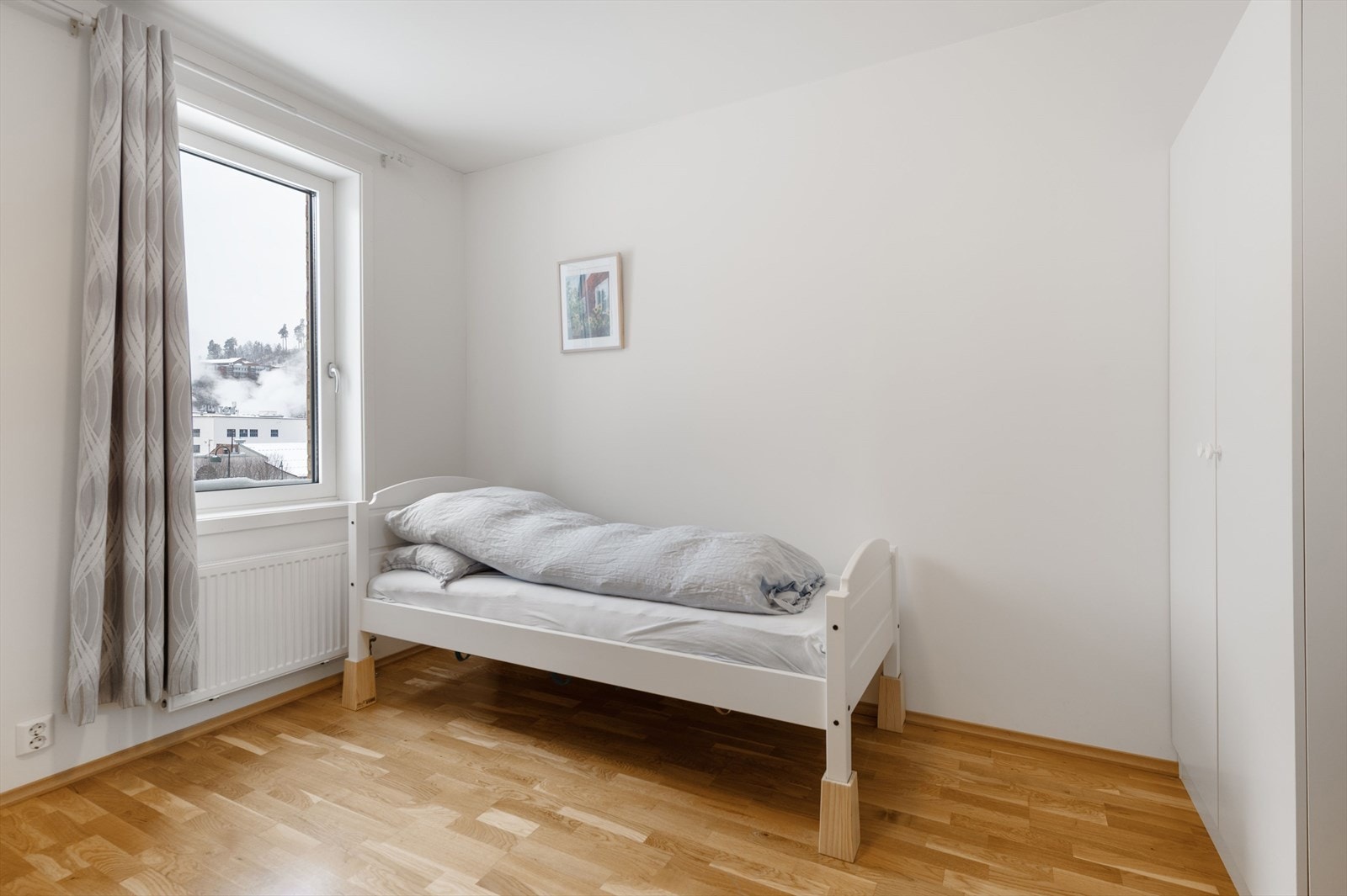 Soverom to har også garderobeskap. Galleribilde