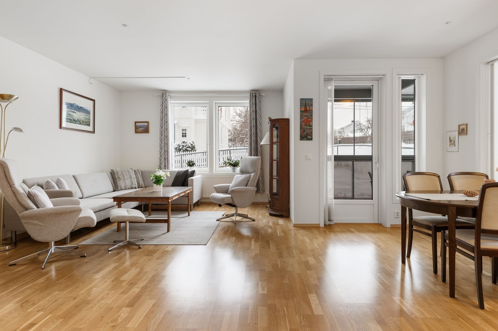 Lys og stor stue med åpen løsning til spisestue og kjøkken. Galleribilde