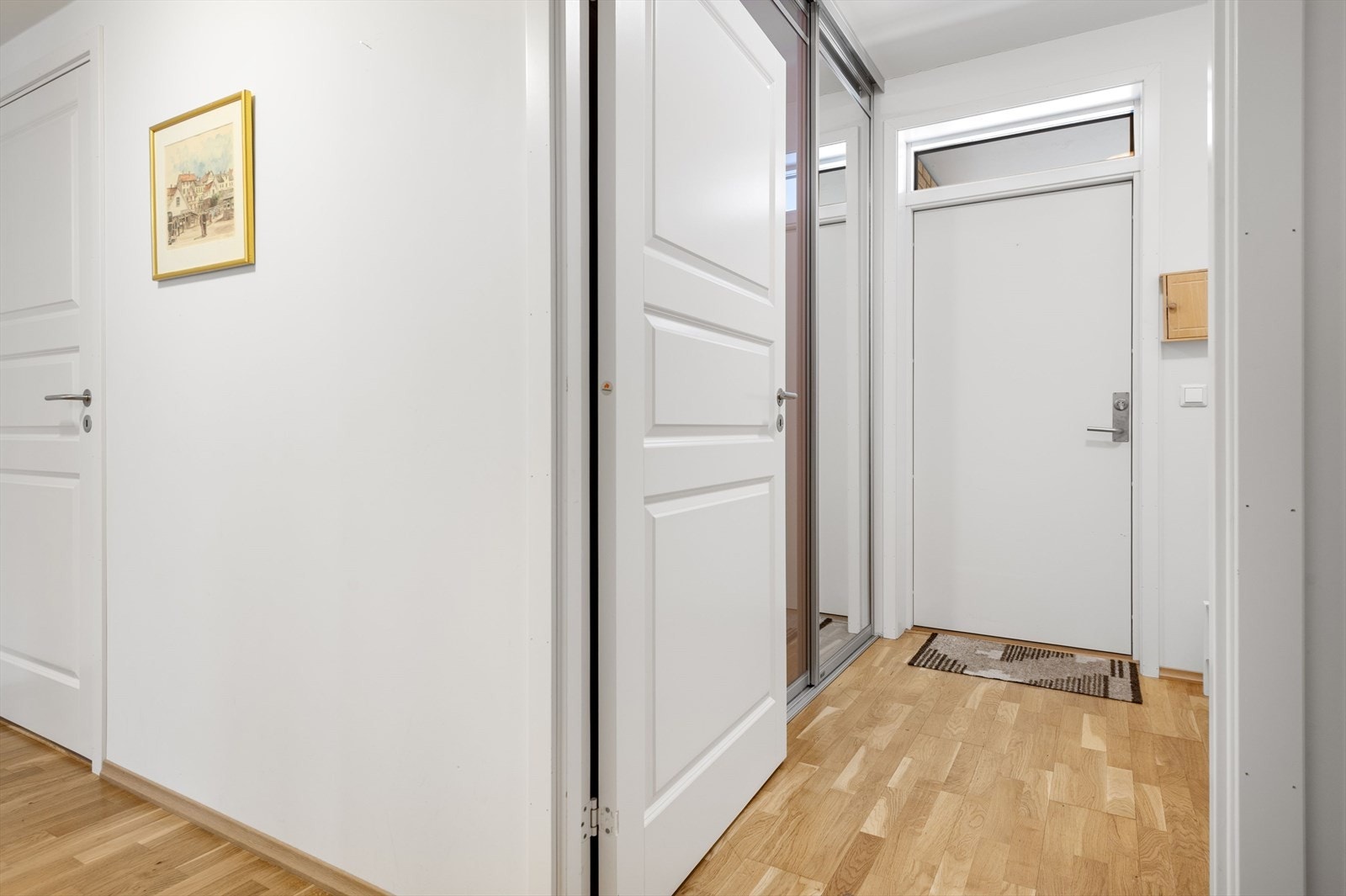 Lys og innbydende entré og gang. Galleribilde