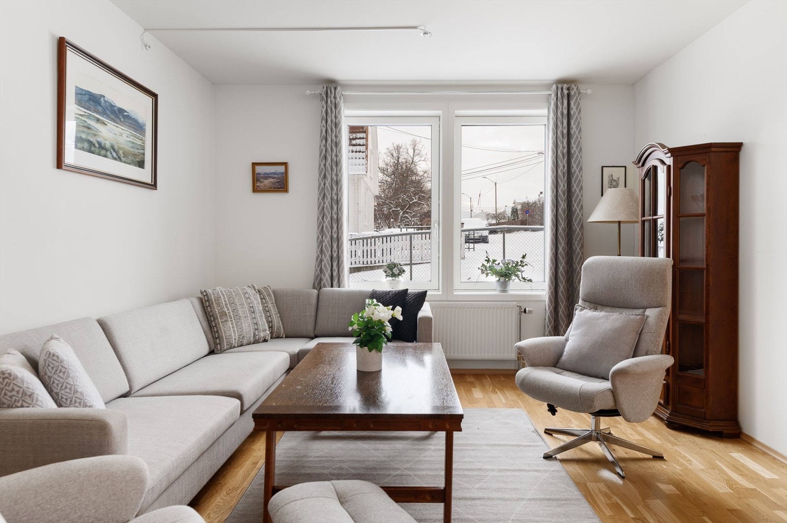 Sørvendte vindusflater gir godt med innlys. Stuen er møbleringsvennlig til ulike møbelgrupper. Galleribilde