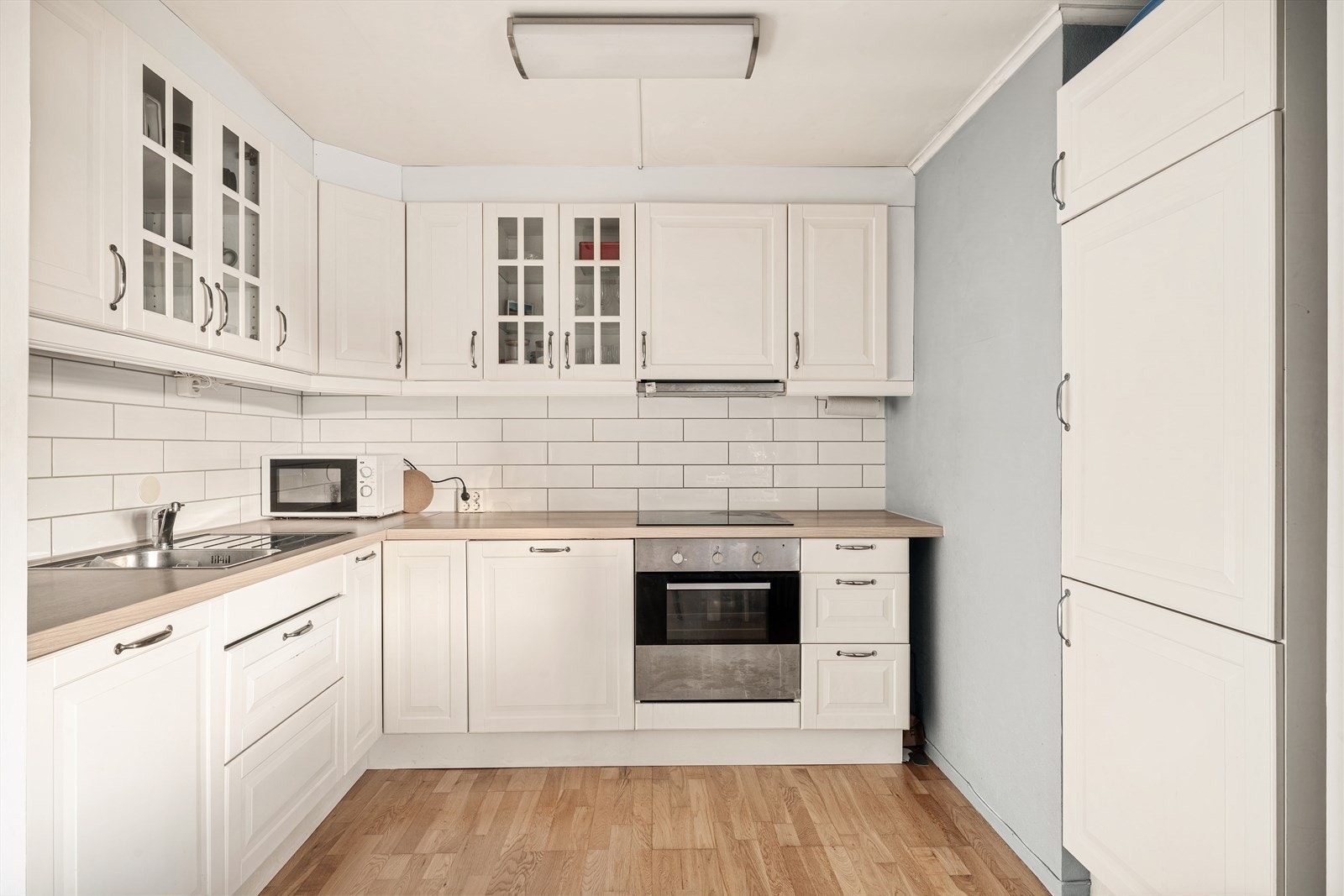 - Kjøkkenet har integrert platetopp m/induksjon, stekeovn, oppvaskmaskin og kombiskap - Galleribilde