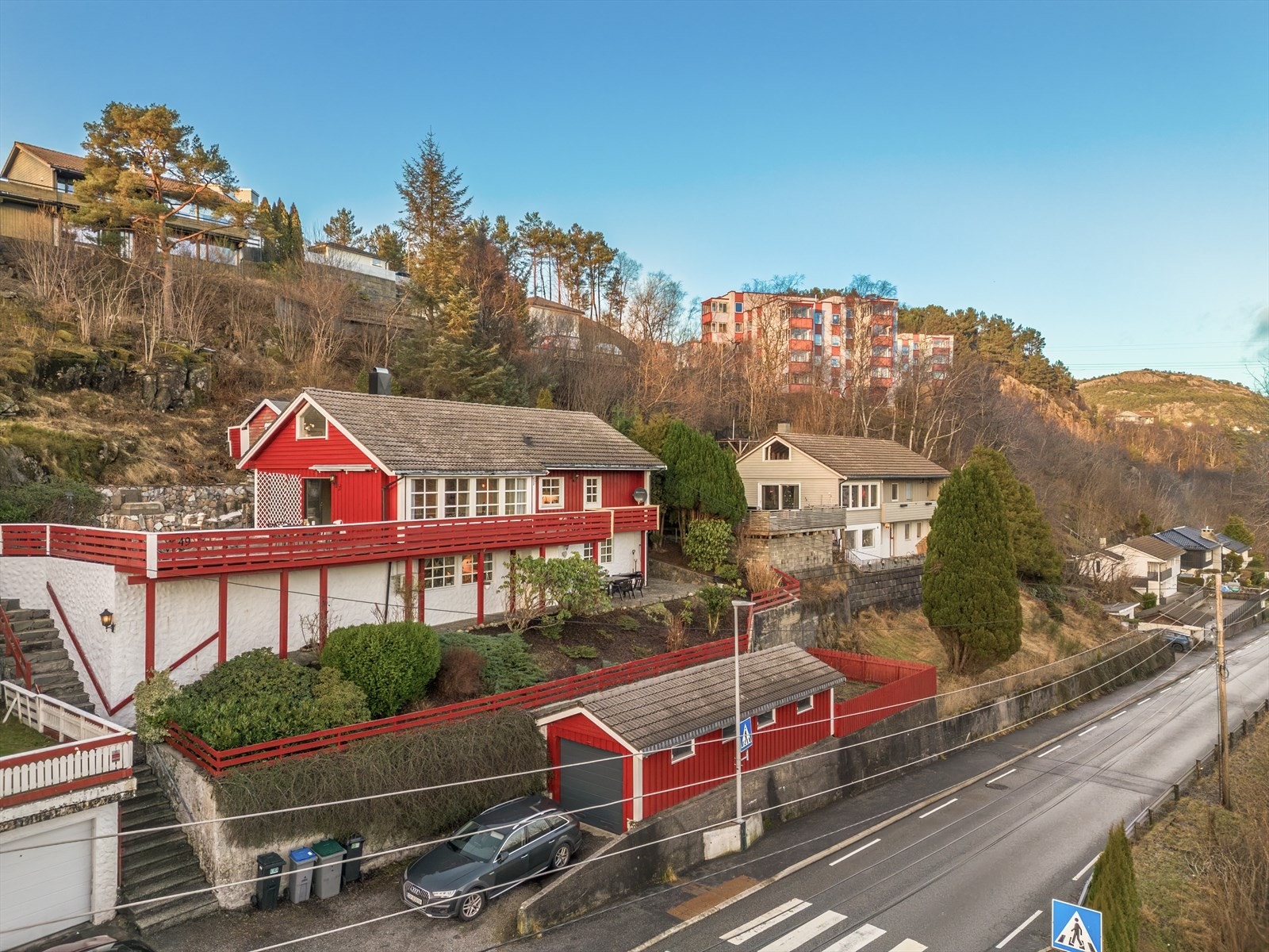 - Fra boligen er det kun et par minutters gange til matbutikk og bussholdeplass - Galleribilde