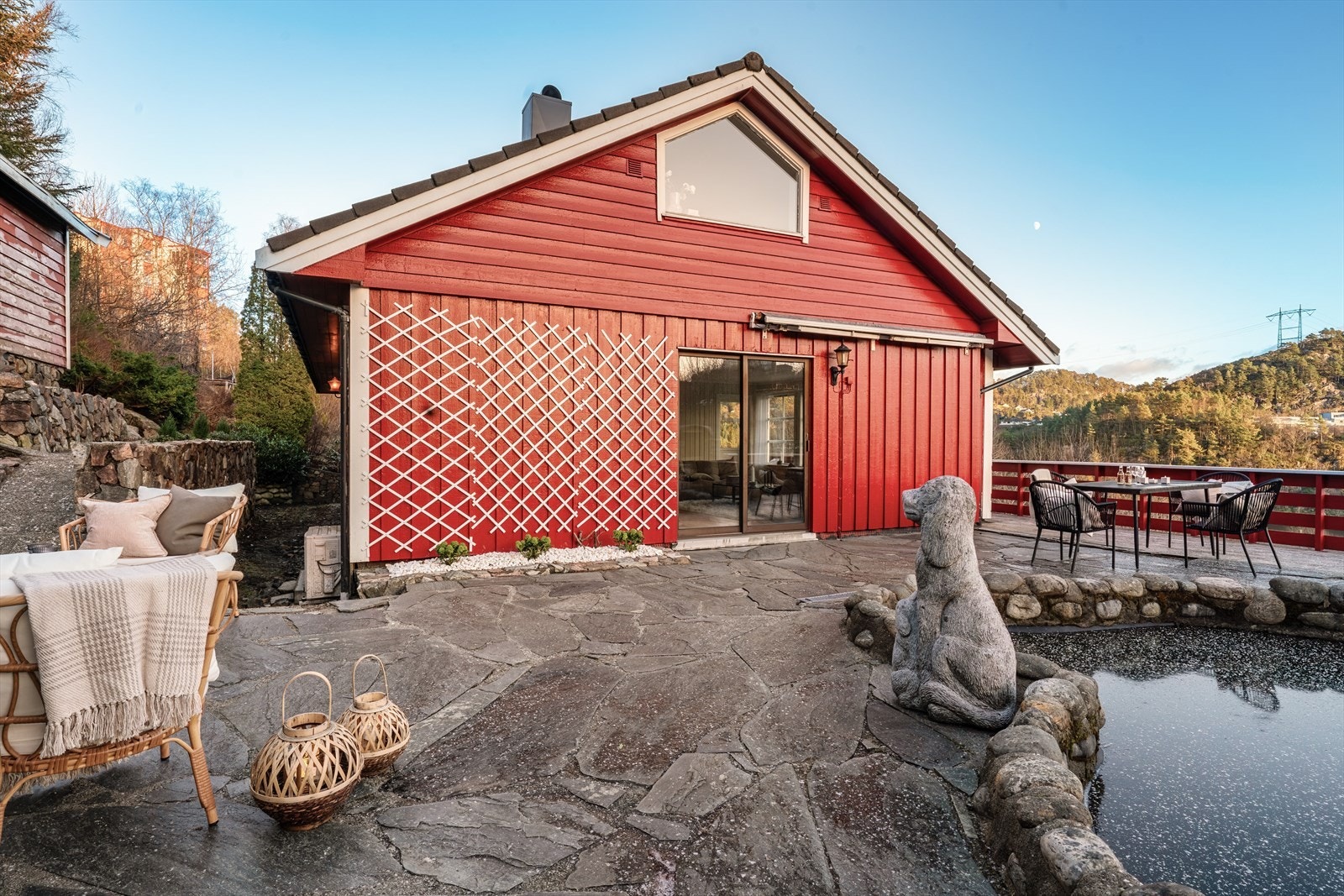 - Fra stuen er det direkte adkomst til en nydelig terrasse på 99m² - Galleribilde