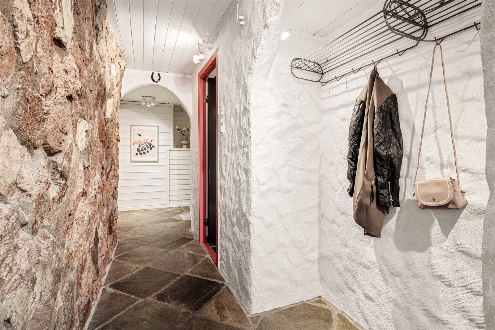 - Entrè i underetasje med varme i gulv og plass til oppbevaring av yttertøy - Galleribilde