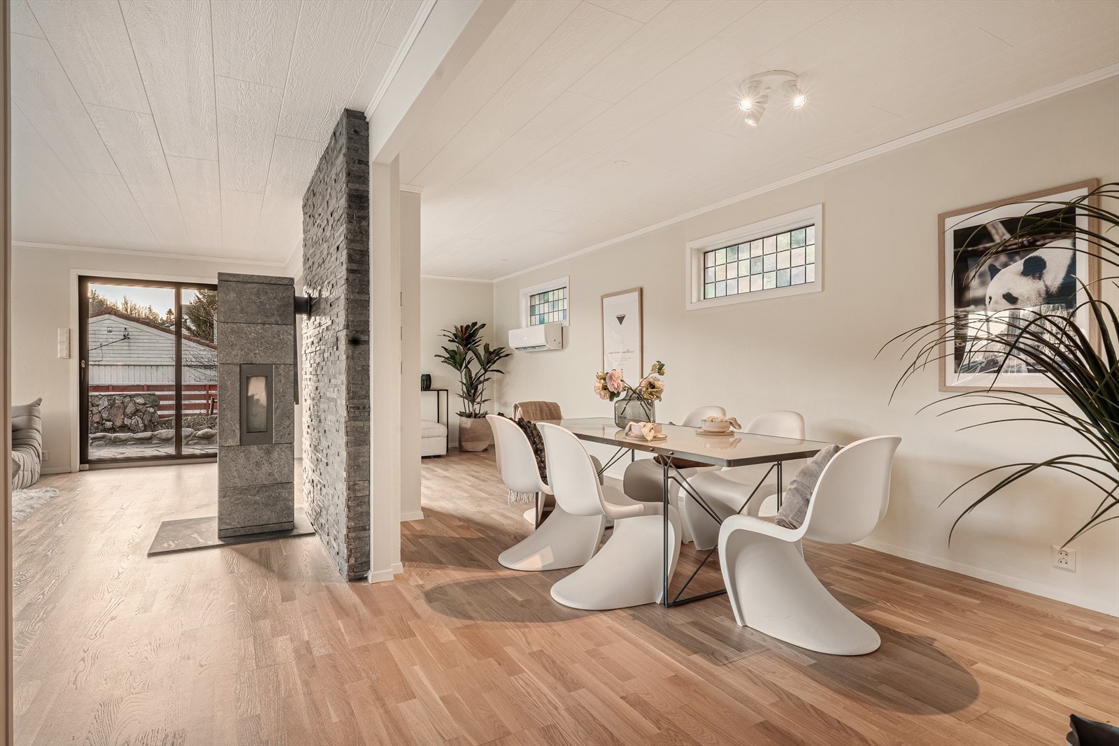 - I 2014 ble det byttet vinduer og èn altandør i front i hovedetasjen - Galleribilde