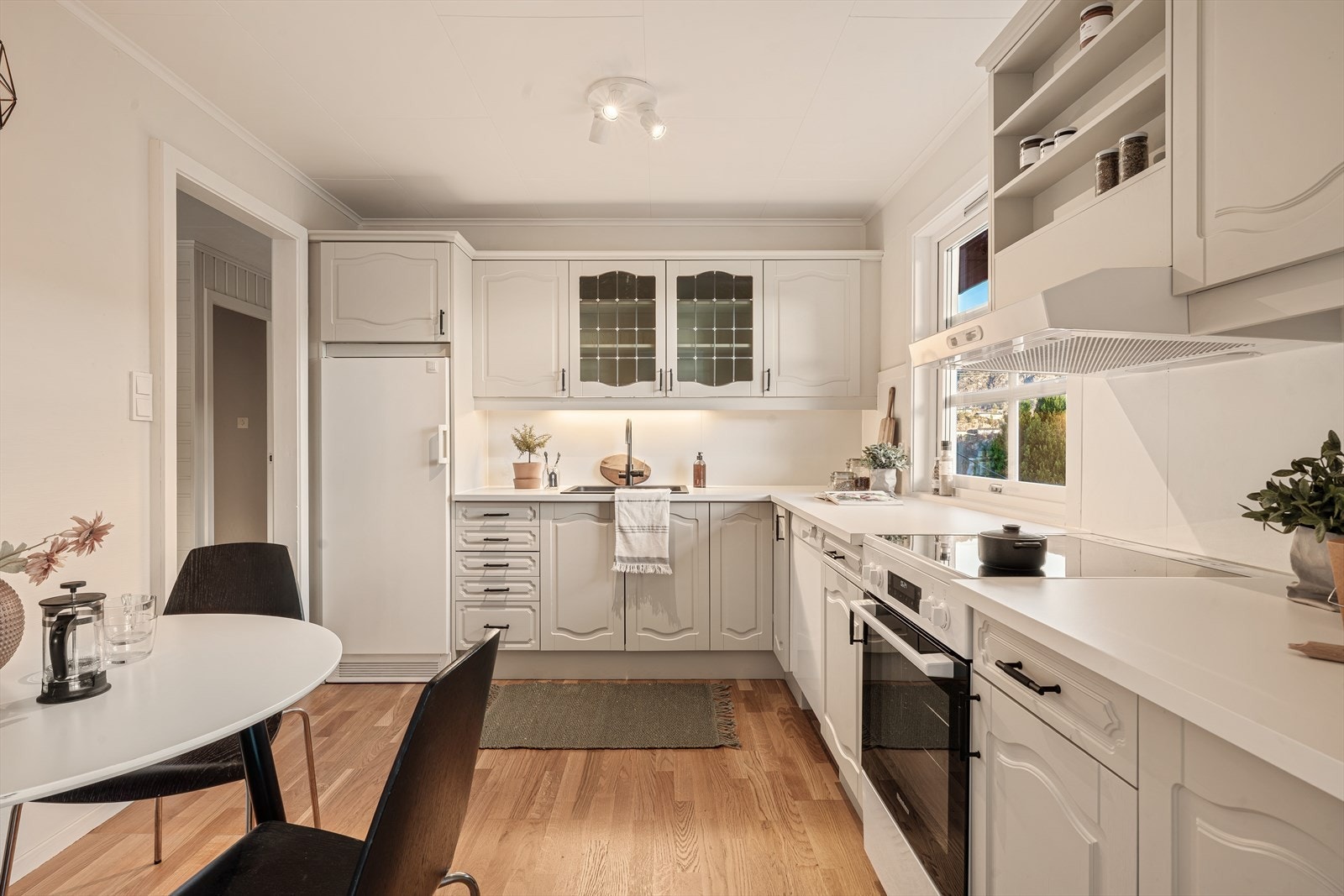 - Hyggelig med plass til et frokostbord på kjøkkenet - Galleribilde