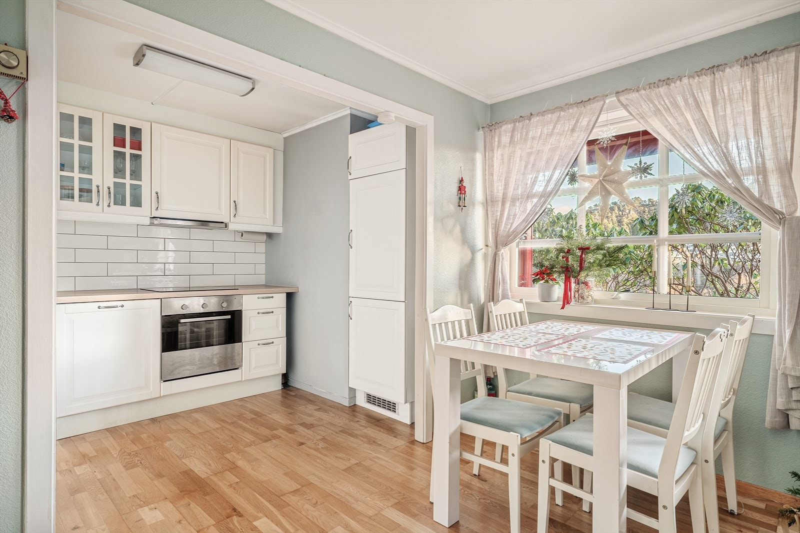 - Kjøkkeninnredning med profilerte fronter, benkeplate i laminat og nedfelt vask - Galleribilde