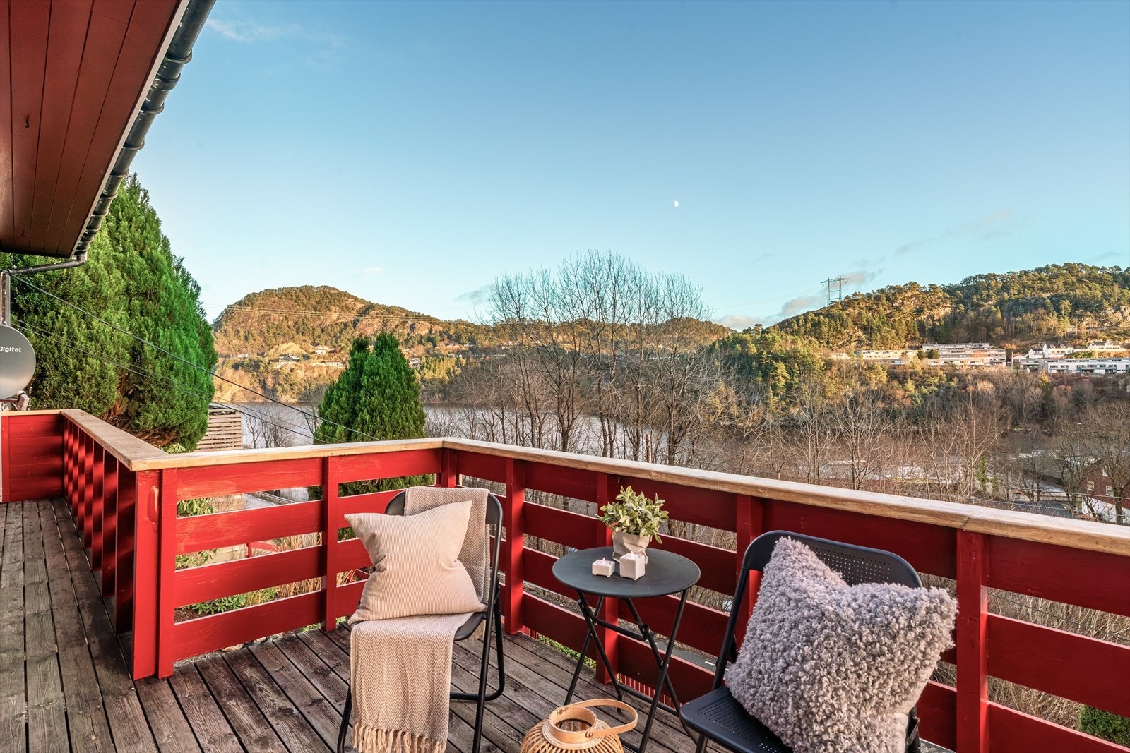 - Det er også adkomst til terrassen fra hovedsoverommet - Galleribilde