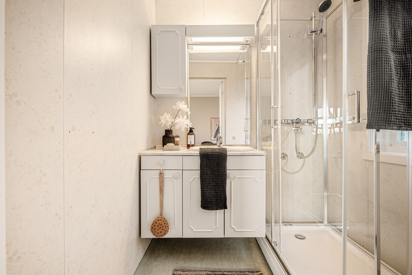 - Badet har varmekabler i gulv og er innredet med heldekkende servant, overskap og dusjhjørne - Galleribilde