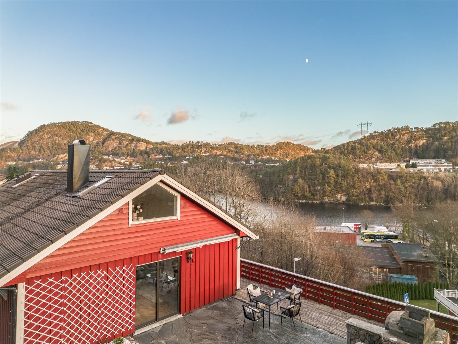 - Boligen går over tre plan og har et totalt BRA-i på 211m² - Galleribilde