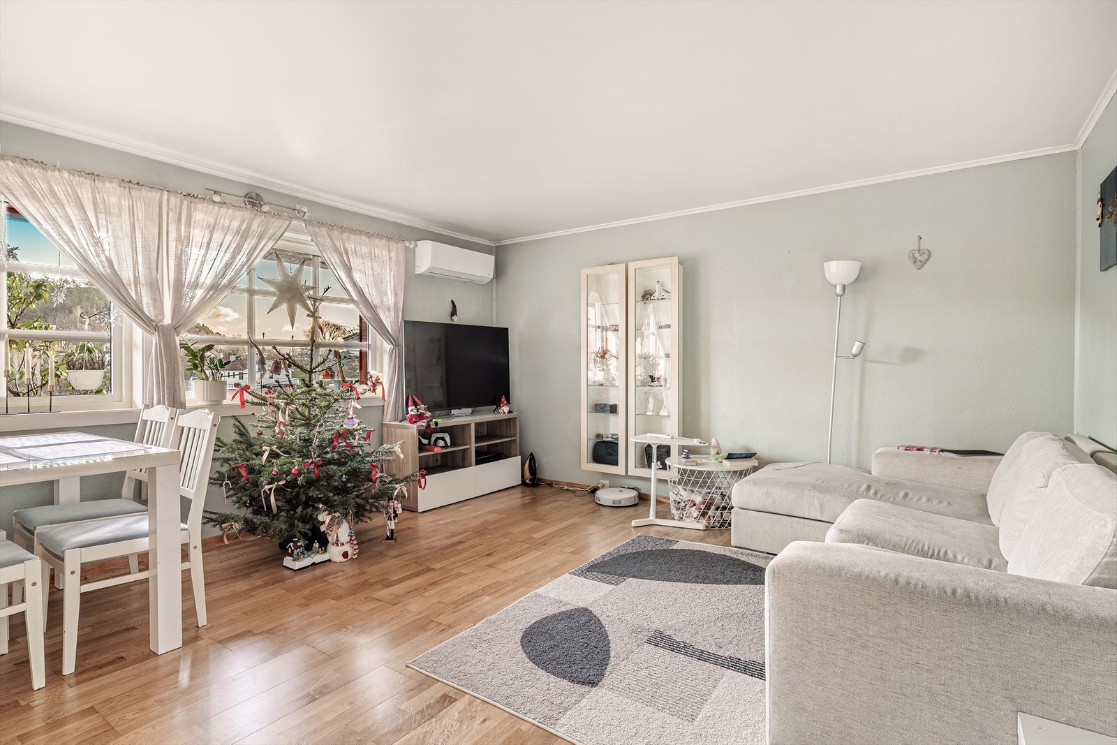 - Utleiedelen har et BRA-i på 66m² og inneholder entrè, gang, 2 soverom, gang, bad, stue, kjøkken og kott - Galleribilde