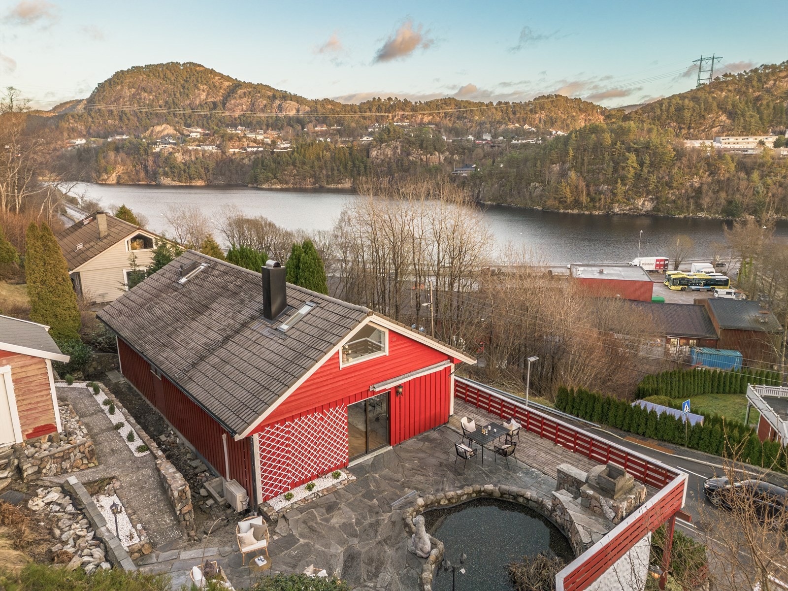 - Boligen har egen utleiedel som gir en ekstra inntektskilde. Dette er med på å nedbetale deler av eget boliglån - Galleribilde