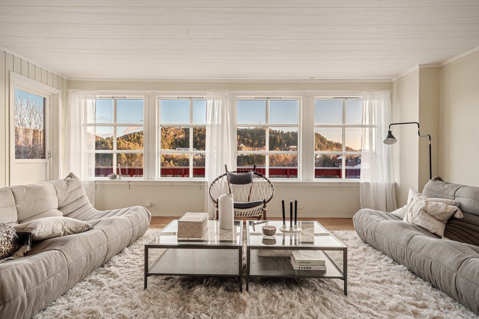 - Fra stuen har du nydelig utsikt mot majestetiske fjell - Galleribilde