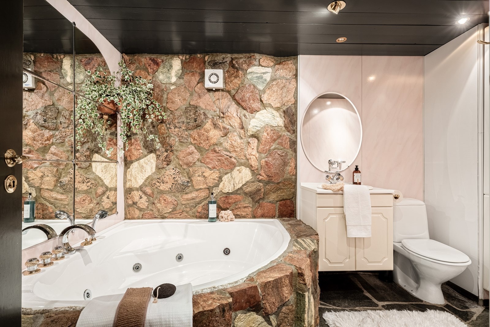 - Lekkert bad/vaskerom som måler 6,8m² - Galleribilde