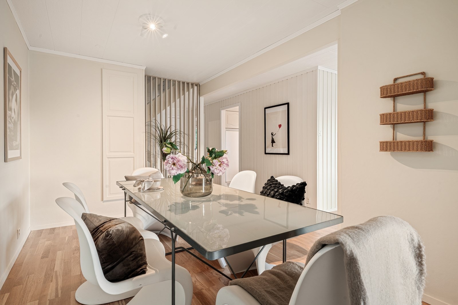 - Spisestuen har plass til spisegruppe i ønsket størrelse - Galleribilde