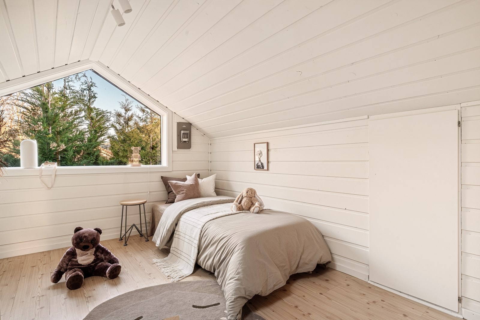 - Store vindusflater og takvinduer på loftet sørger for godt med lysinnslipp - Galleribilde