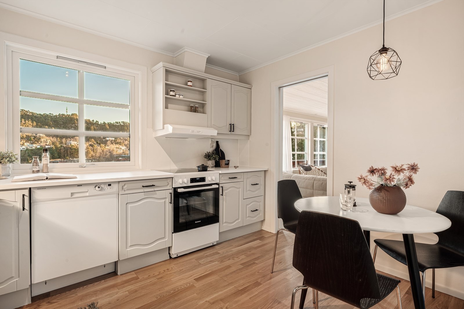 - Den nydelige utsikten fra kjøkkenvinduet gjør matlagingen til en drøm - Galleribilde