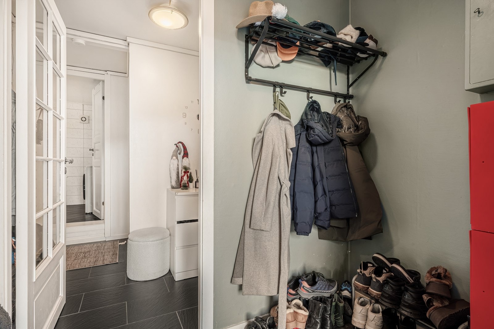 - Entrè med god plass til oppbevaring av yttertøy - Galleribilde