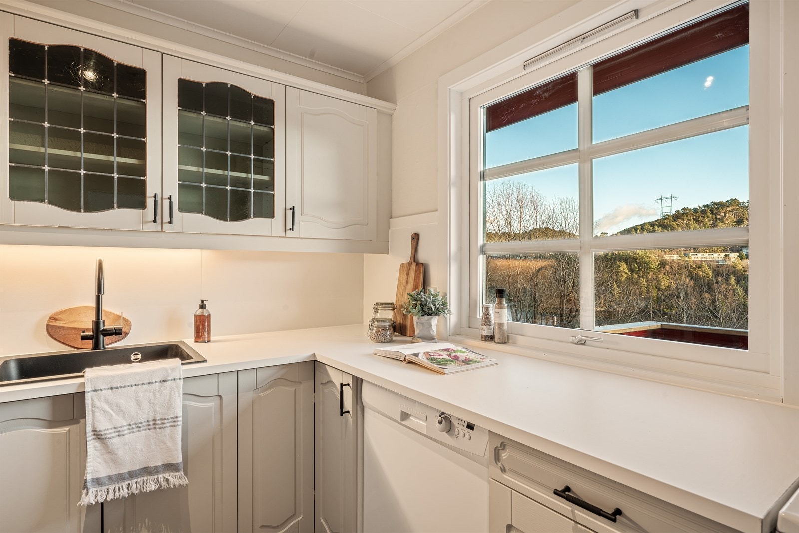 - Kjøkkeninnredning med profilerte fronter, benkeplate i laminat og nedfelt vask - Galleribilde